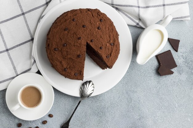 커피와 우유와 함께 초콜릿 케이크의 평평한 누워