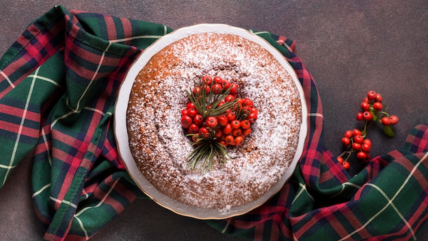 赤い果実とクリスマスケーキのフラットレイ