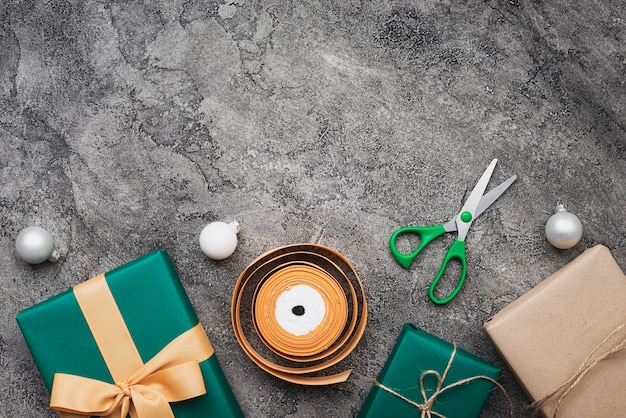 Плоская планировка рождественского подарка на фоне мрамора