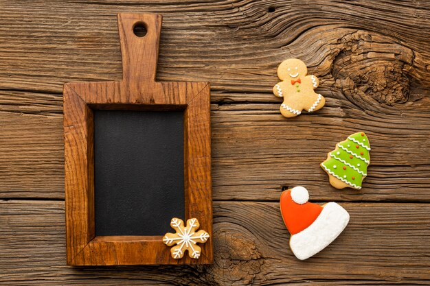 小さな黒板とフラットレイクリスマスジンジャーブレッドクッキー