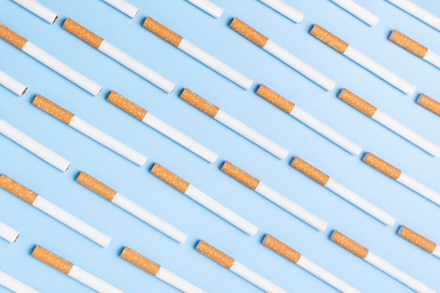 Плоские сигареты на синем фоне