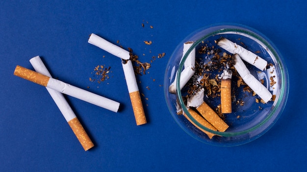 Free photo flat lay cigarettes with ashtray