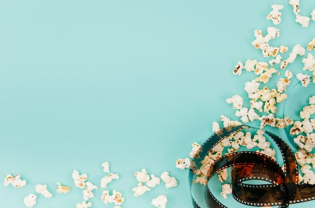 Free photo flat lay of cinema elements with copyspace