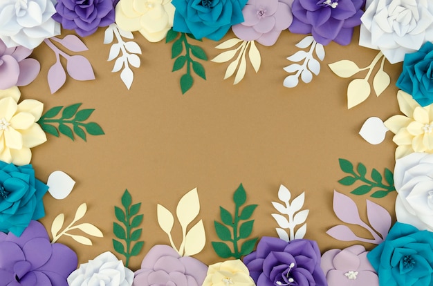 Плоская круглая рамка с бумажными цветами и коричневым фоном