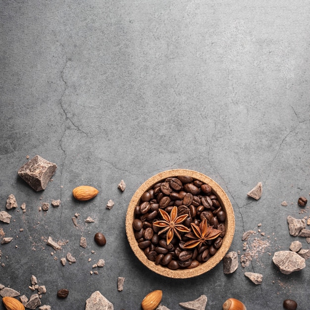 Chicchi di caffè piani di disposizione sul bordo di legno con lo spazio della copia