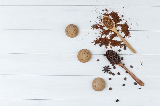 쿠키, 나무 배경에 grinded 커피와 나무로되는 숟가락에 평평하다 커피 콩. 수평