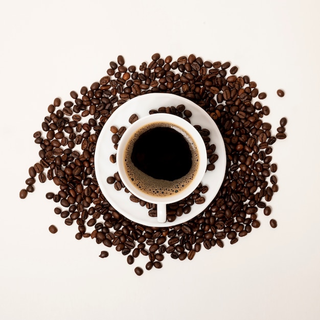 Плоская лежал чашка кофе на простом фоне