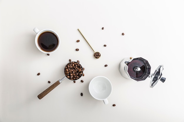 Foto gratuita lay piatto della tazza di caffè con bollitore e tazza vuota