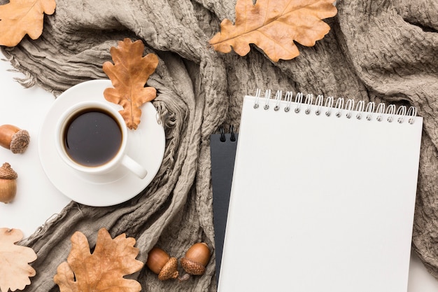 繊維と秋の紅葉のコーヒーカップのフラットレイアウト