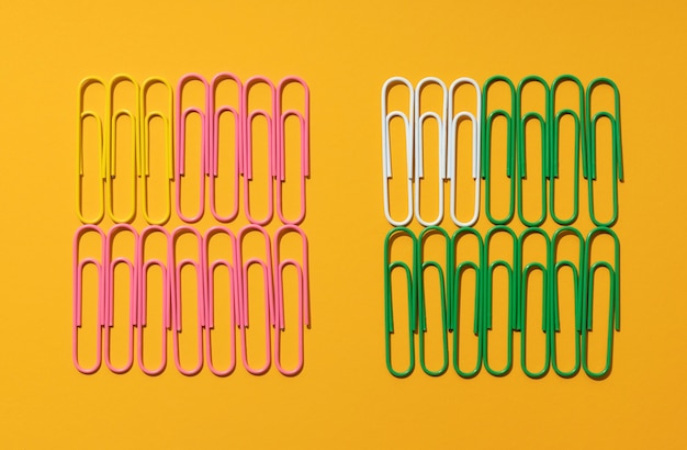 Free photo flat lay color paperclips arrangement