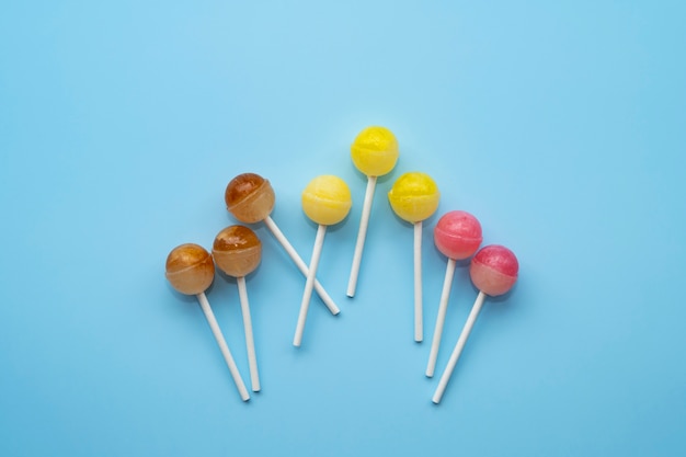 Free photo flat lay colorful ball lollipops