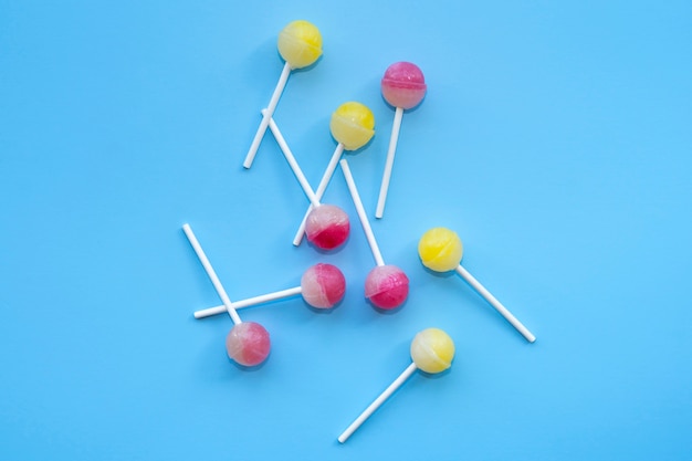 Free photo flat lay colorful ball lollipops