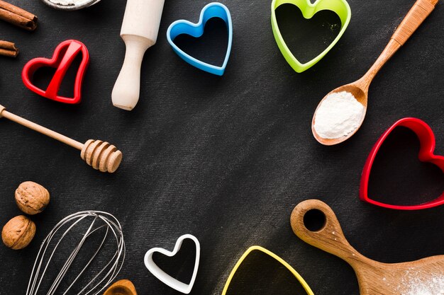 Плоская планировка разноцветных сердечек с разноцветными сердечками с кухонной утварью