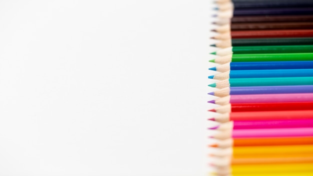 Плоская планировка красочных карандашей с копией пространства
