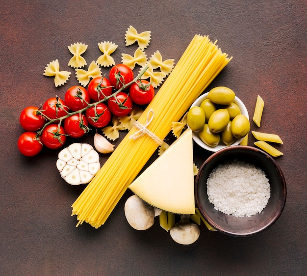 Foto gratuita composizione piatta laici di cibo italiano