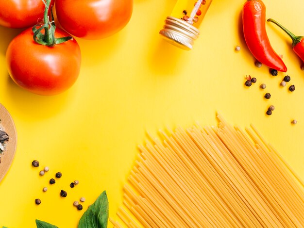 Foto gratuita composizione piatta laici di pasta con copyspace