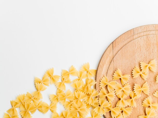 Foto gratuita composizione piatta laici di pasta con copyspace