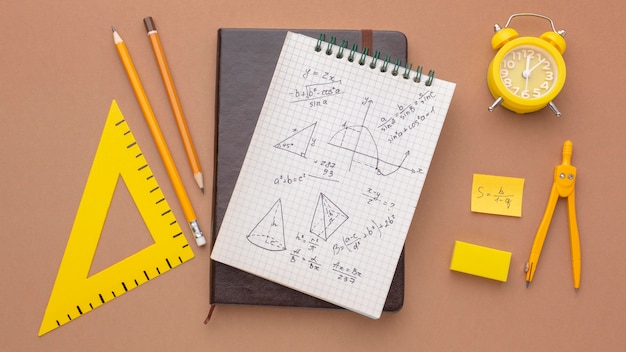 Composizione piatta di materiale scolastico