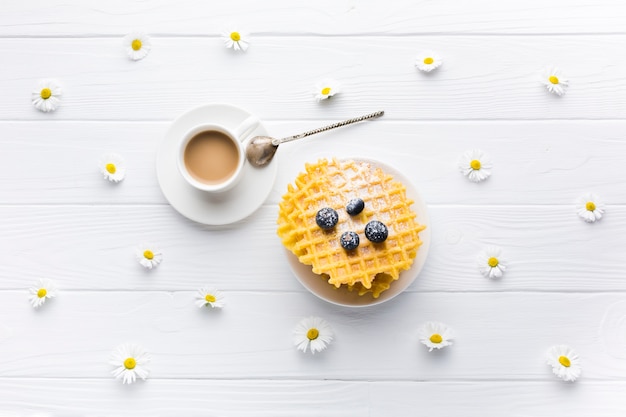 Composizione piatta laica di un gustoso tavolo per la colazione