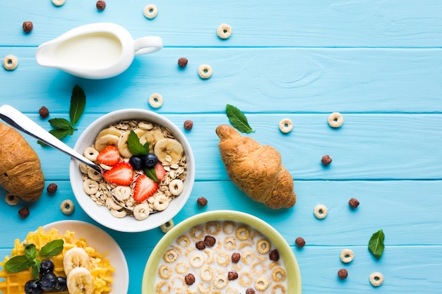 Foto gratuita composizione piatta laica di un gustoso tavolo per la colazione