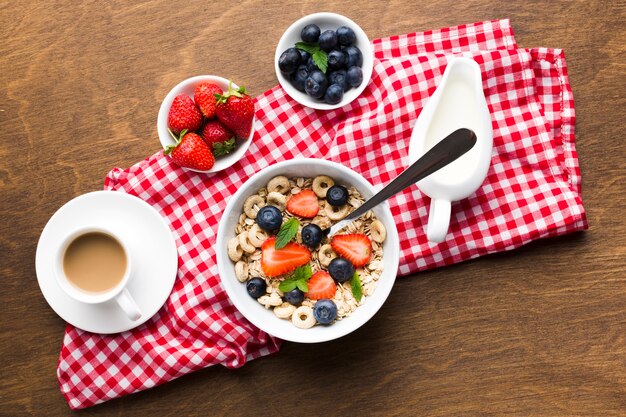 맛있는 아침 식사 테이블의 평평한 구성