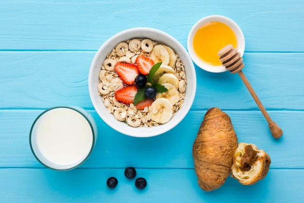 Composizione piatta laica di un gustoso tavolo per la colazione