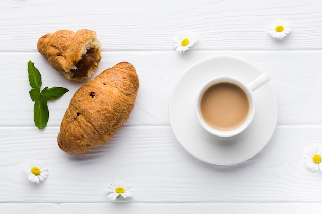 Foto gratuita composizione piatta laica di un gustoso tavolo per la colazione