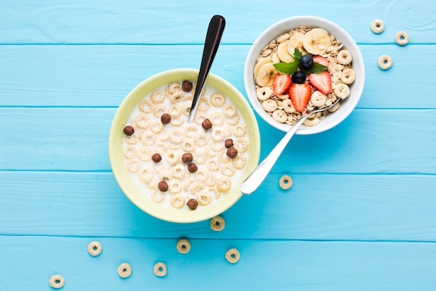 Foto gratuita composizione piatta laica di un gustoso tavolo per la colazione