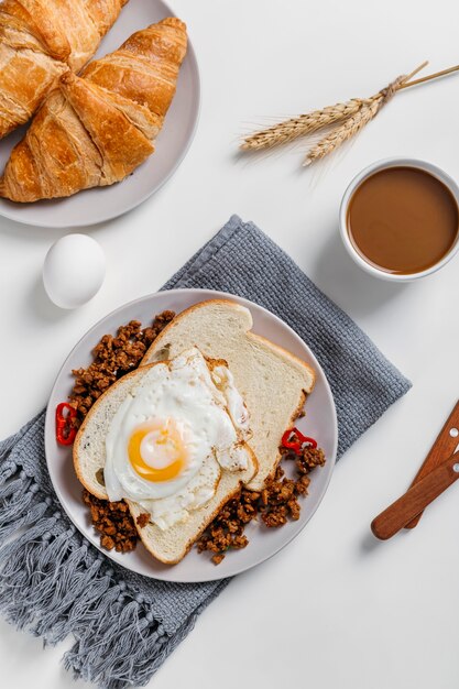 맛있는 아침 식사 와플의 평면 위치 구성
