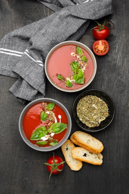 Composizione piatta con delizioso pasto di cibo locale