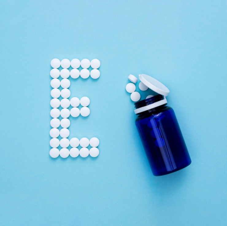 Free Photo flat lay of container with pills spelling letter e