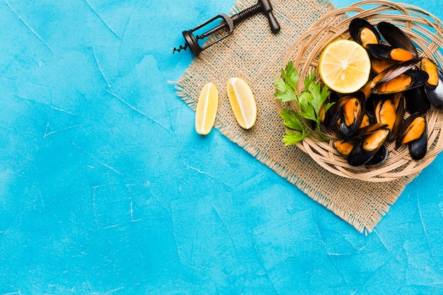 Foto gratuita cesto di cozze cucinato piatto con copyspace