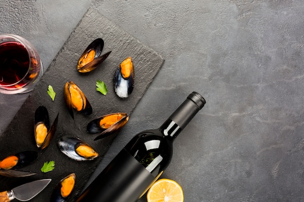 Flat-lay cooked mussels and wine with copyspace