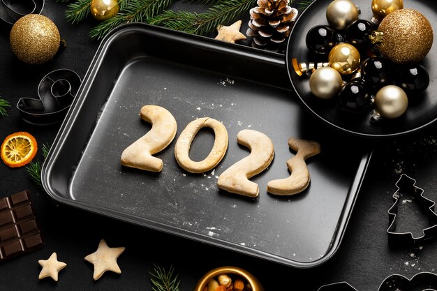 Плоское печенье на подносе празднование нового года