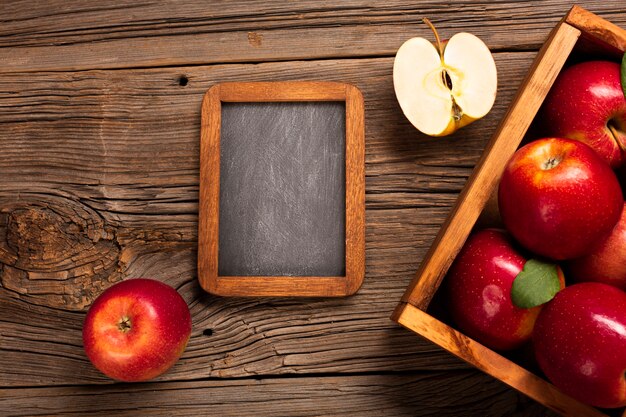 黒板と熟したリンゴとフラットレイクレート