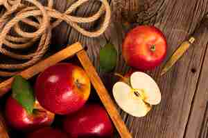 Free photo flat-lay crate with ripe apples with rope