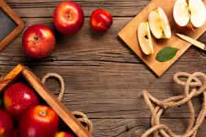 Free photo flat-lay crate with ripe apples with rope