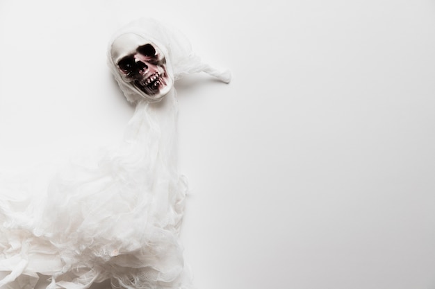 Бесплатное фото Плоский лежал жуткий призрак на белом фоне
