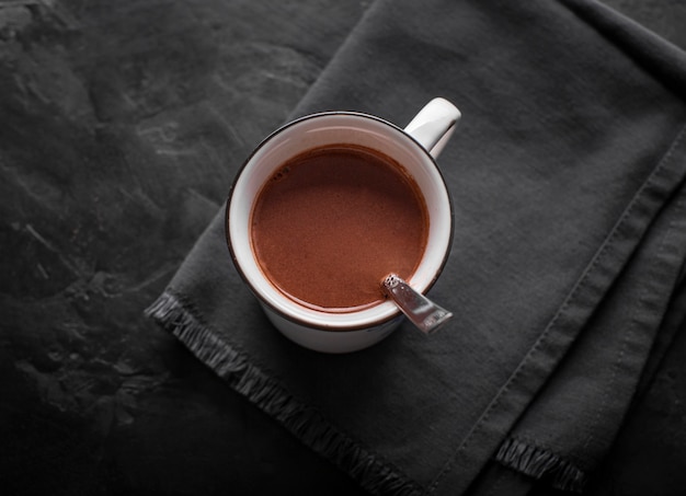 핫 초콜릿의 평평한 컵