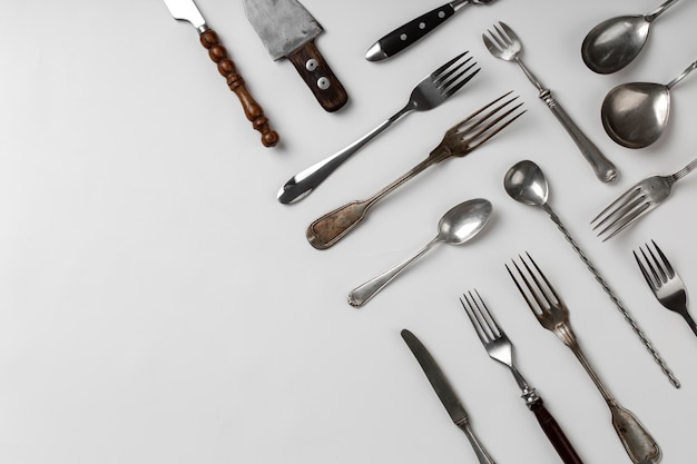 Free photo flat lay cutlery with copy space