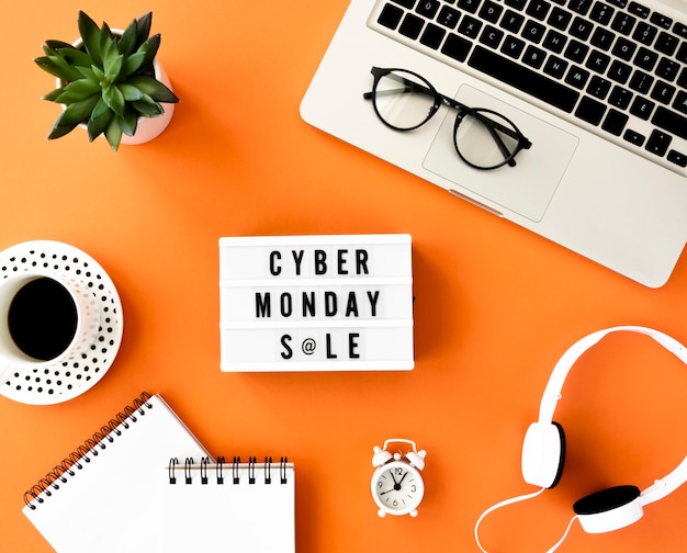 Плоская планировка светового короба cyber monday с ноутбуком и наушниками