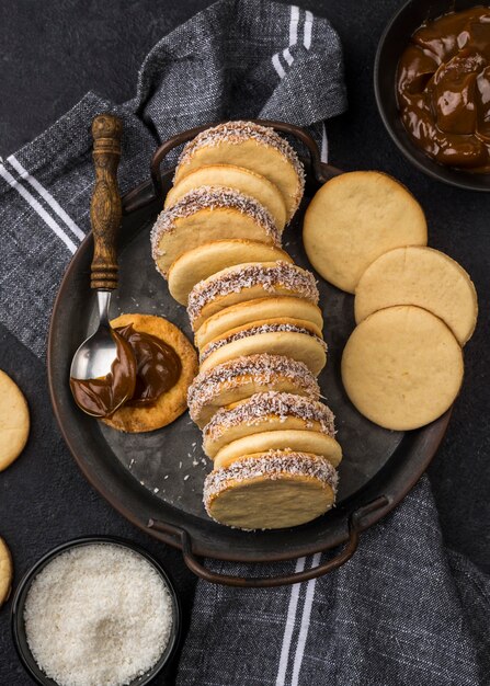 Foto gratuita piatto di disposizione deliziosa alfajores disposizione