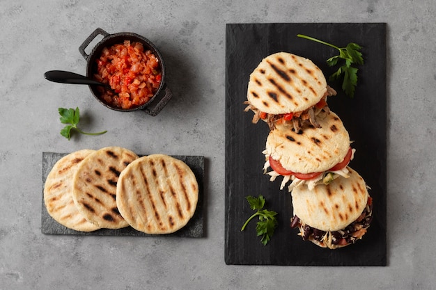 무료 사진 평평한 누워 맛있는 arepas 구색