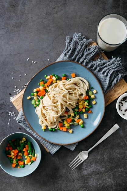 평평한 누워 맛있는 아침 식사 준비