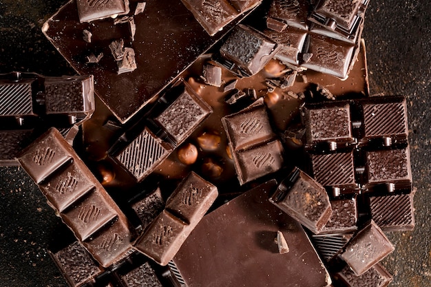 Foto gratuita piatto lay del delizioso concetto di cioccolato