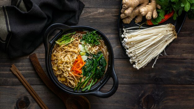 テーブルの上に麺のフラットレイおいしい構成