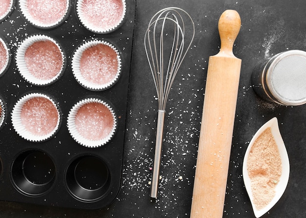 Foto gratuita piatto di laici deliziosi cupcakes concetto