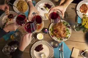 Foto gratuita cena deliziosa piatta sul tavolo