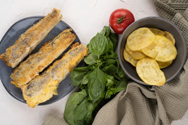 Плоская планировка вкусной рыбы с жареным картофелем