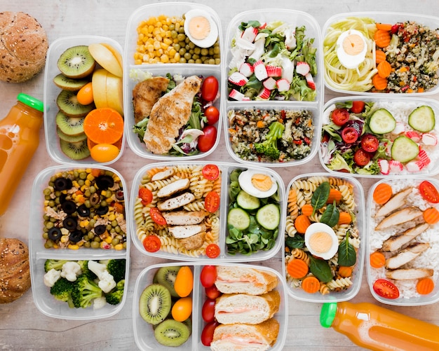 Плоско разложите вкусную еду в контейнерах